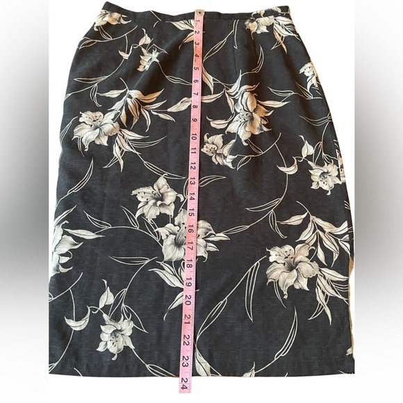 Hilo Hattie 100% Silk Knee-Length Skirt Size 6 Black White Floral Casual - Picture 5 of 9